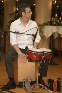 Musiker beim Cajon spielen