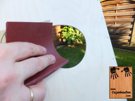 Verschliefen den Schalllochs mit Hilfe von Schleifpapier und Schleifschwamm