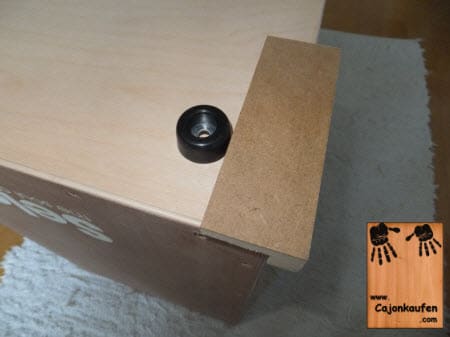 Montage der Gummifüße für das Cajon - wichtig für einen sauberen und festen Stand